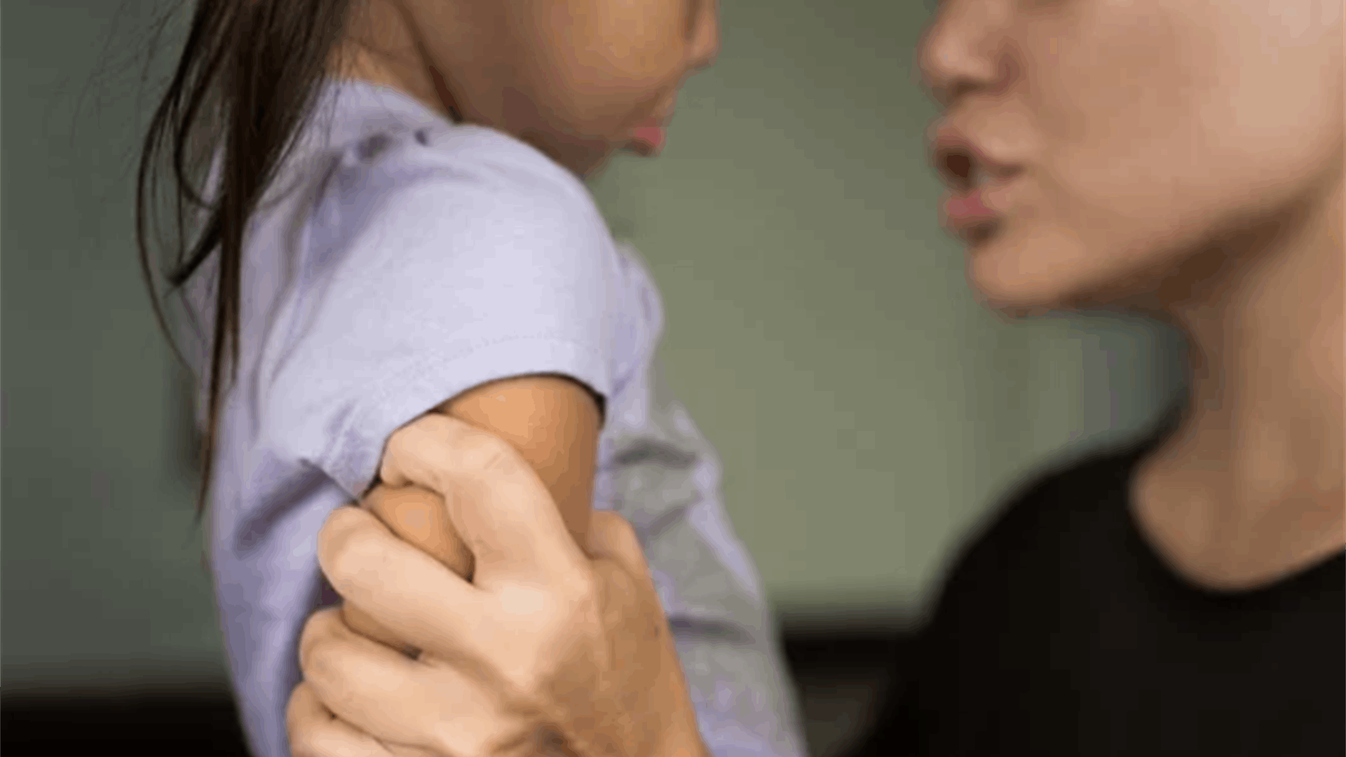 طفلة عربية فقدت الوعي ونُقلت إلى المستشفى... ولكن الحقيقة كانت صادمة: ما علاقة زوجة والدها؟!
