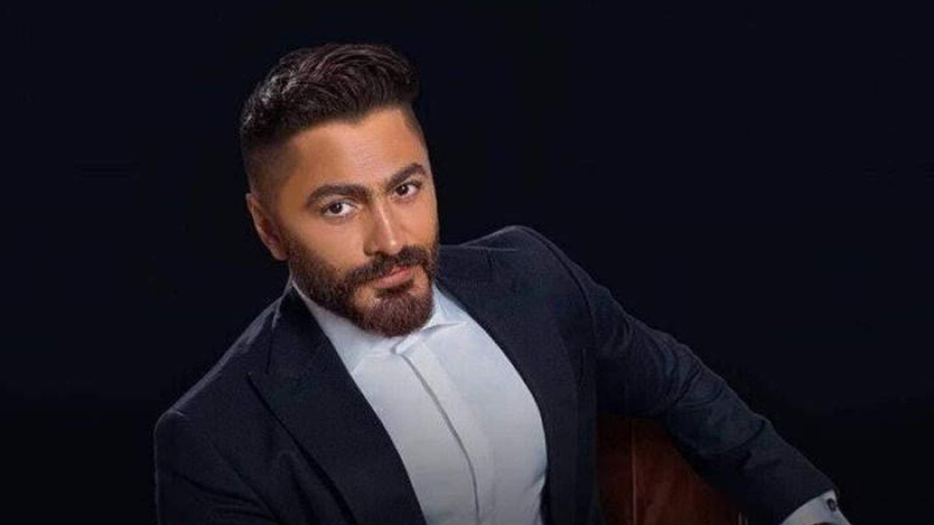 تامر حسني يتعرّض لموقف غير متوقّع في المطار: "معاناة 9 ساعات وملاقيش حد عارفني" (صور)