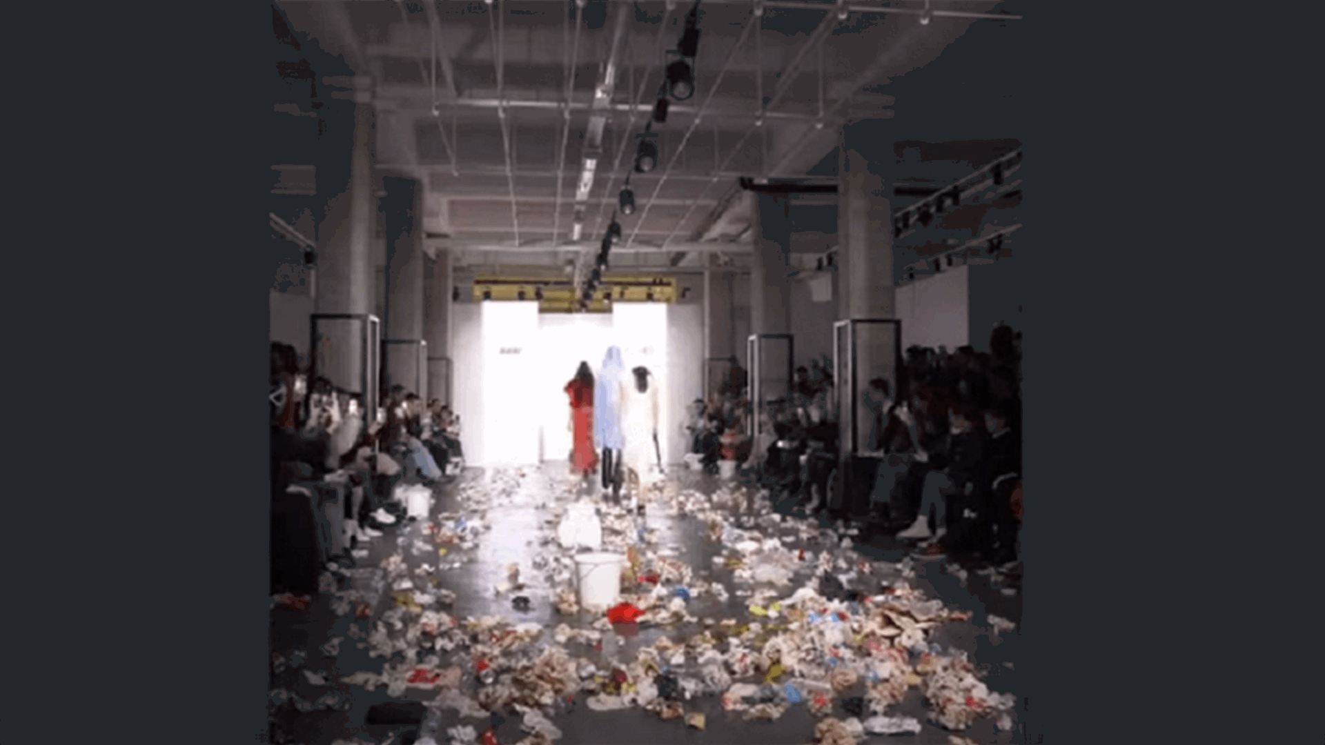 عرض أزياء غريب في ميلانو... الجمهور رمى القمامة على العارضات وهذا هو السبب! (فيديو)