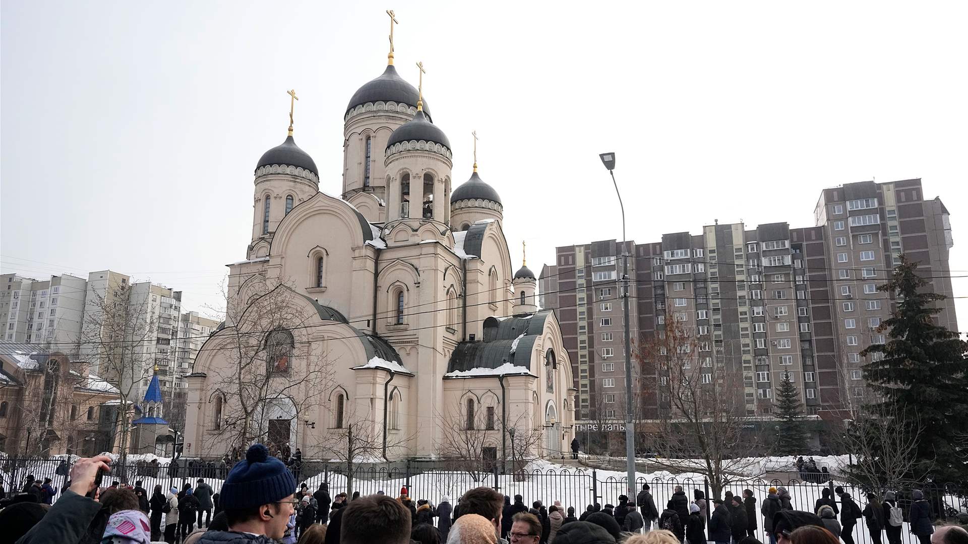 Navalny&#39;s funeral held amid tight security as Russians chant outside