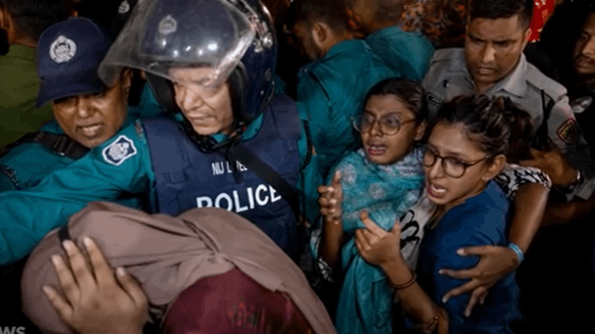 أصوات انفجارات وألسنة نار ملأت المكان... مأساة داخل أحد المطاعم في بنغلادش ومقتل 46 شخصًا على الأقل! (فيديو)