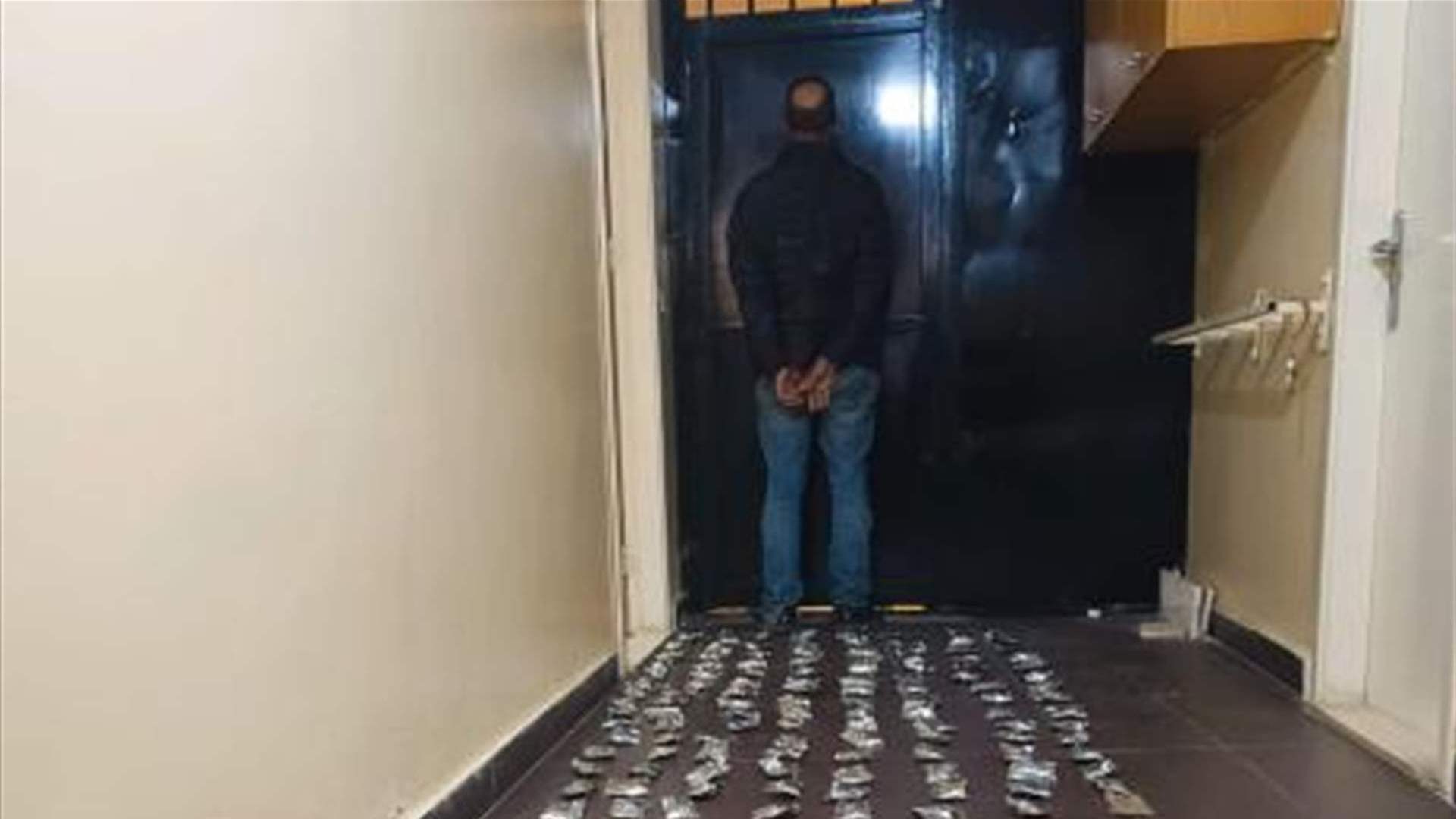 يروّج المخدرات في مناطق الضاحية الجنوبية... فوقع بالجرم المشهود في قبضة شعبة المعلومات