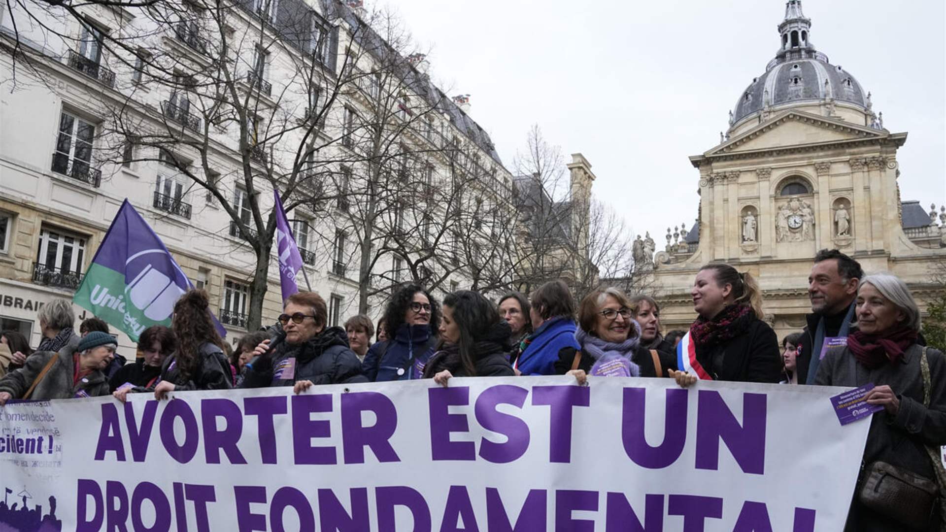 فرنسا تصبح أول دولة تُدرج الحق في الإجهاض ضمن دستورها