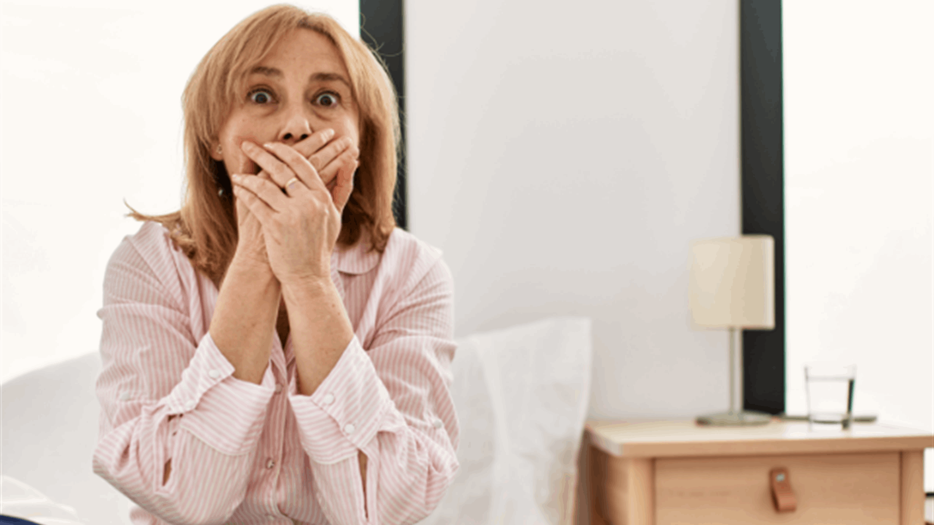 تعرض لصدمة كبيرة... رأى والدته العارية في غرفة النوم مع شخص غير متوقع!