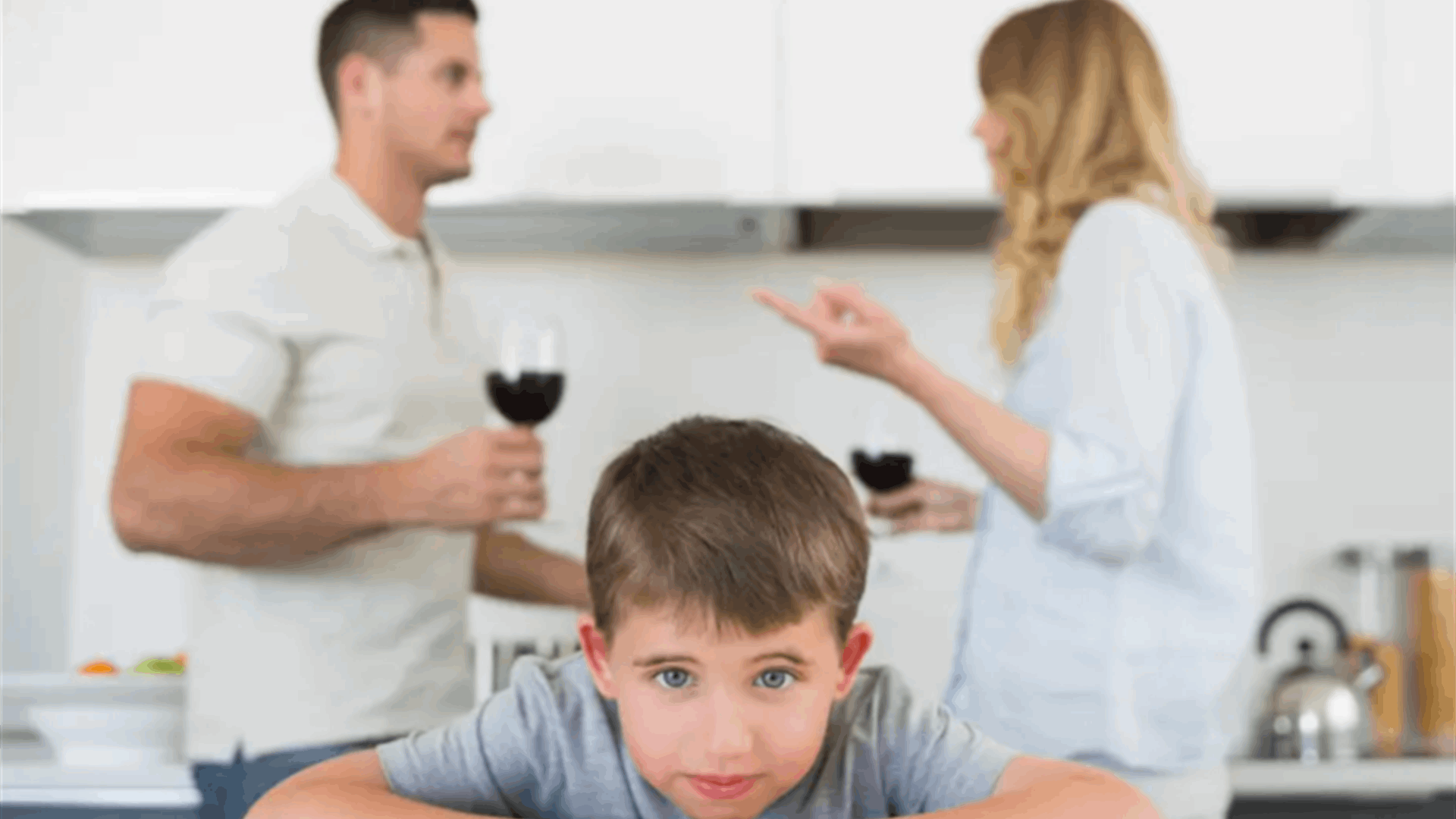تربية الأطفال الذكور تدفع الوالدين إلى شرب الكحول والتدخين... ولكن ماذا عن الإناث؟ 