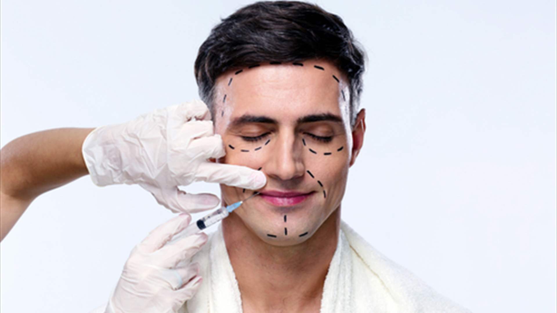 عملية تجميل تعيد رجلا خمسينيا إلى شبابه... والمتابعون يشككون بصحة الصور (صور)
