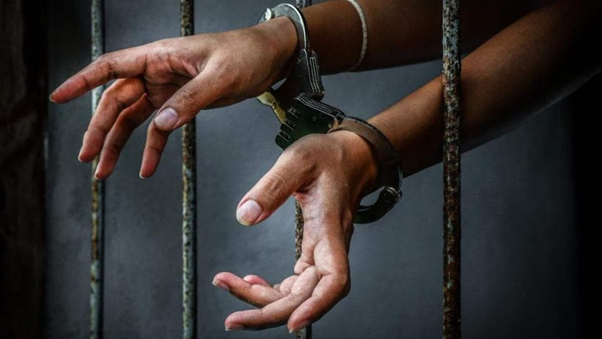 خلعوا ملابسها في السجن... هذا ما تعرضت له مراهقة من قبل الحراس!