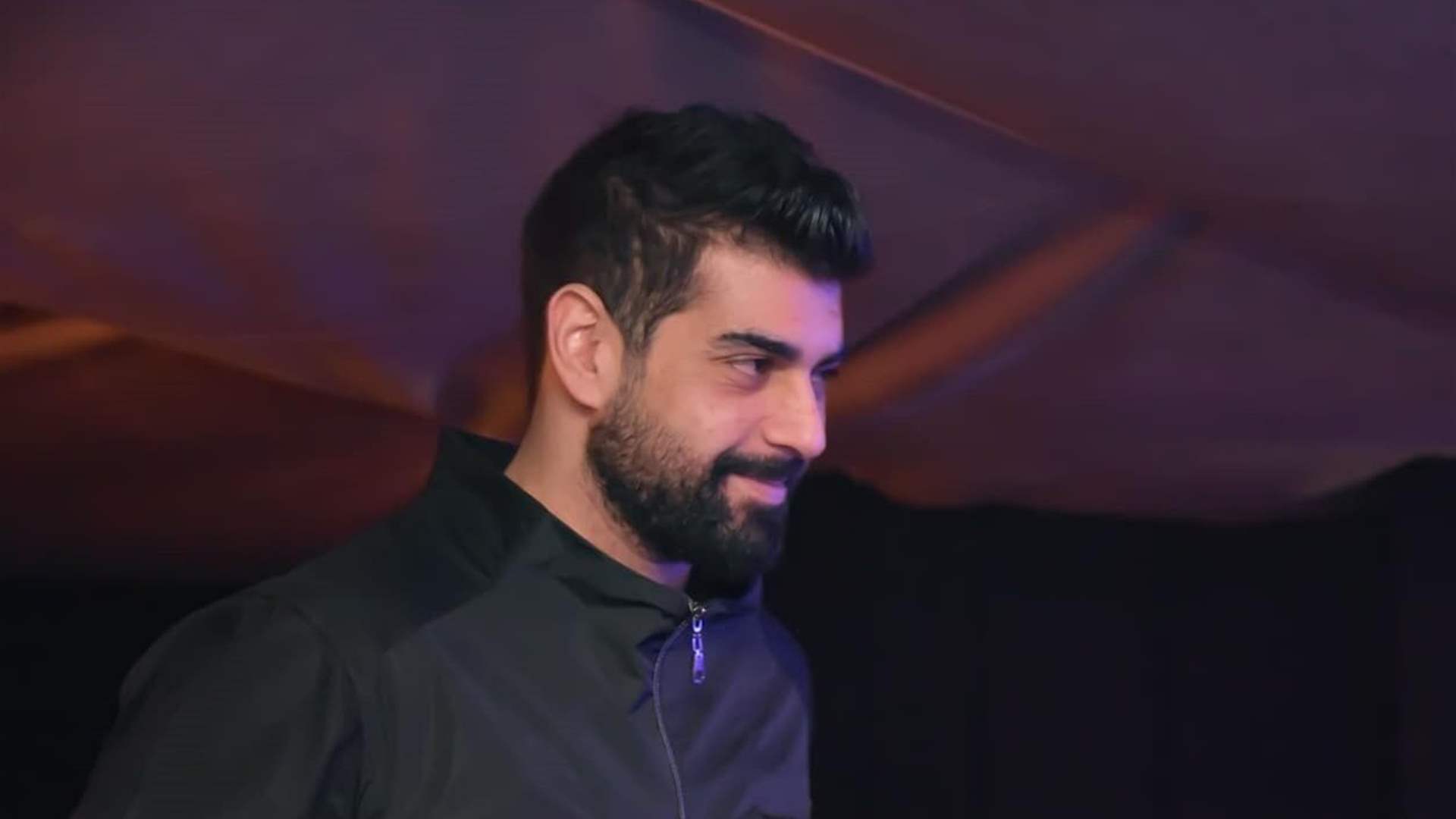 آدم يظهر للمرّة الأولى مع ابنه من زواج غير مُعلن (فيديو)