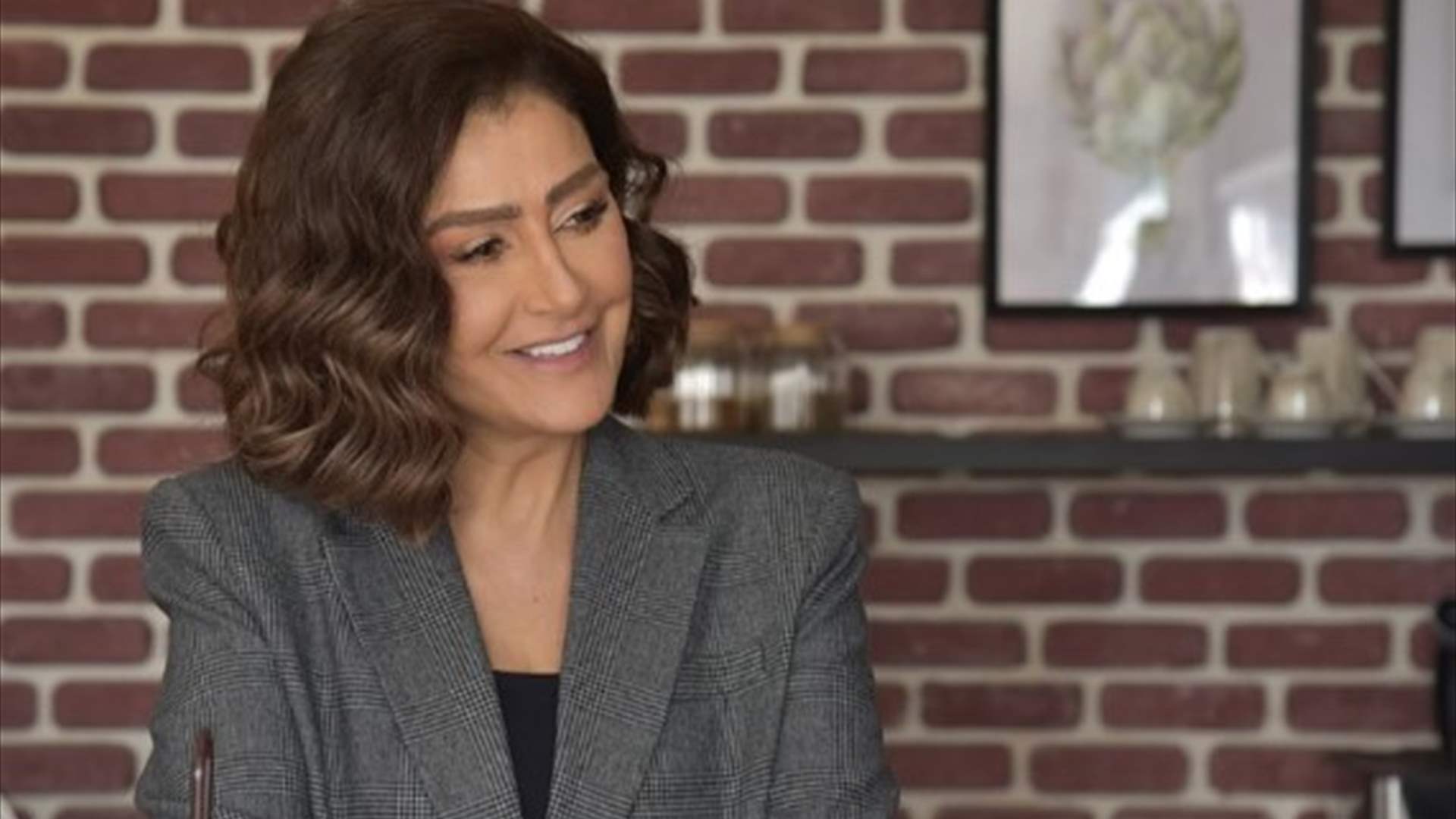 غادة عبد الرازق تحمل عقرباً حقيقياً وتهدّده: "صورة واحدة بليز"
