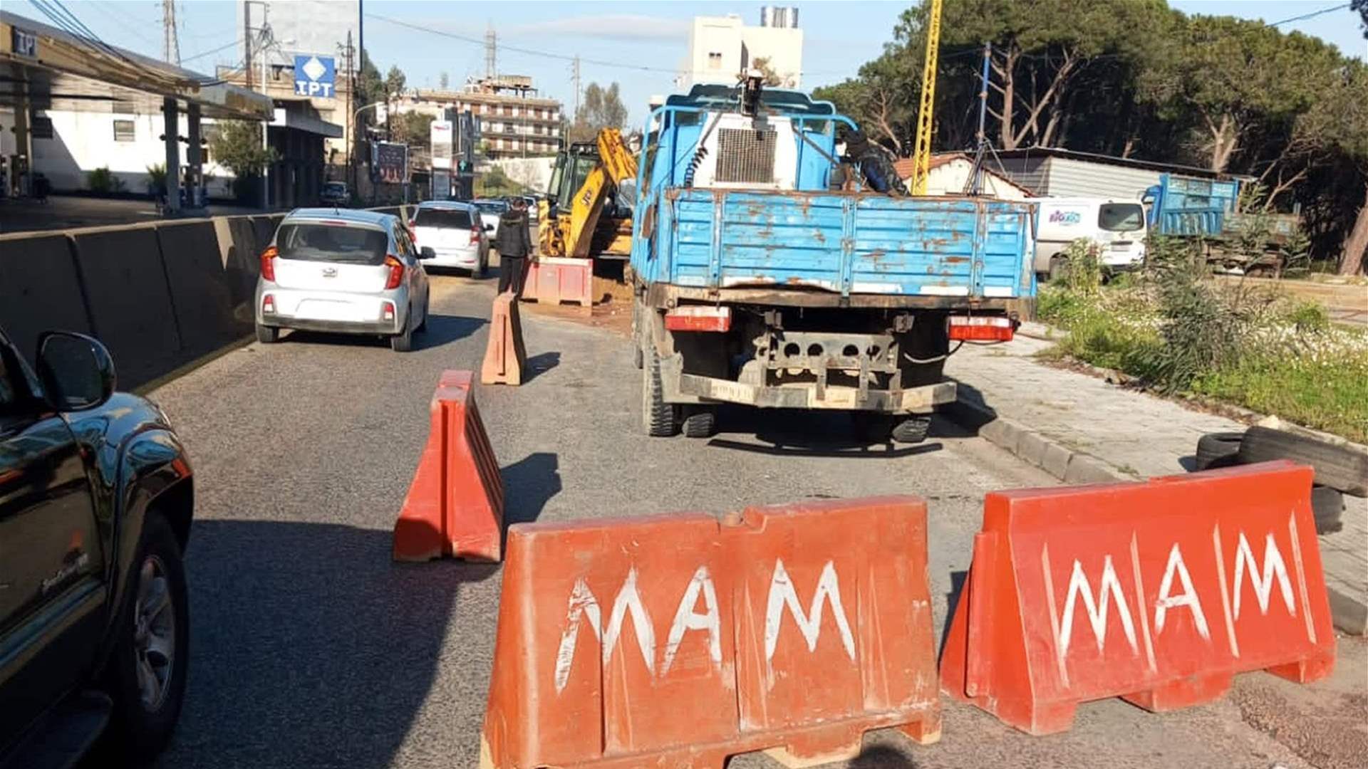التحكم المروري: حركة المرور كثيفة على طريق عام عاريا نزولا باتجاه الجمهور بسبب أشغال في المحلة ويتم تسهيل السير من قبل دراجين من مفرزة سير بعبدا