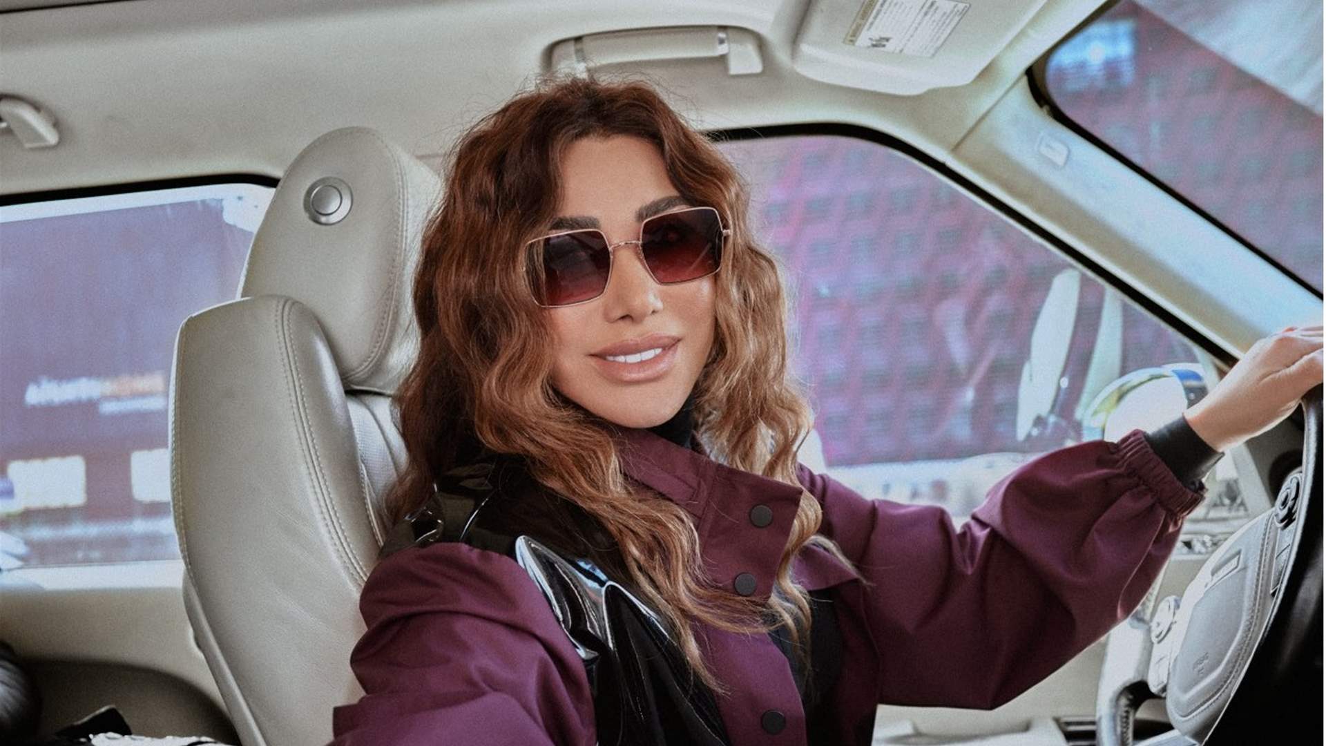 "رايحين بيكنيك اليوم"... نجوى كرم تقود سيارتها بالفيديو وتؤكّد "معك شوفيرة"