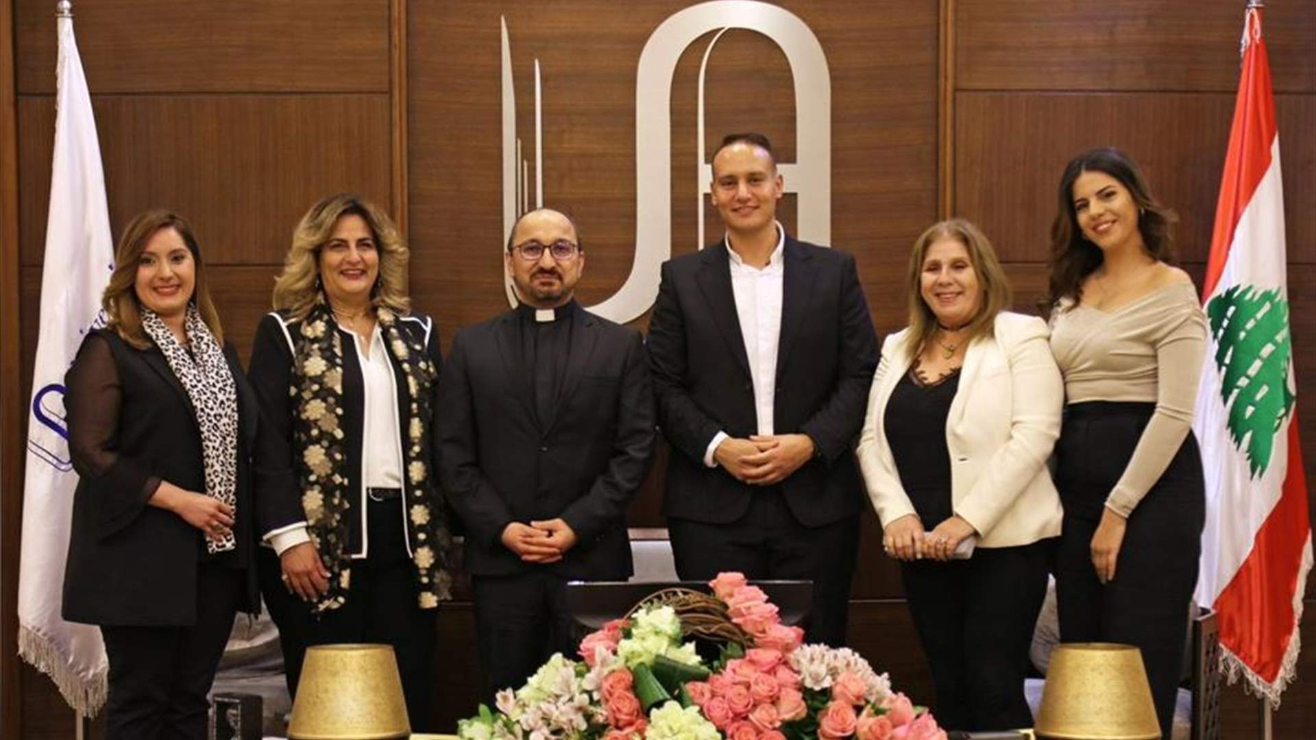 سيّدات الجامعة الأنطونية تسطع كالذهب في يوم المرأة - Lebanon News