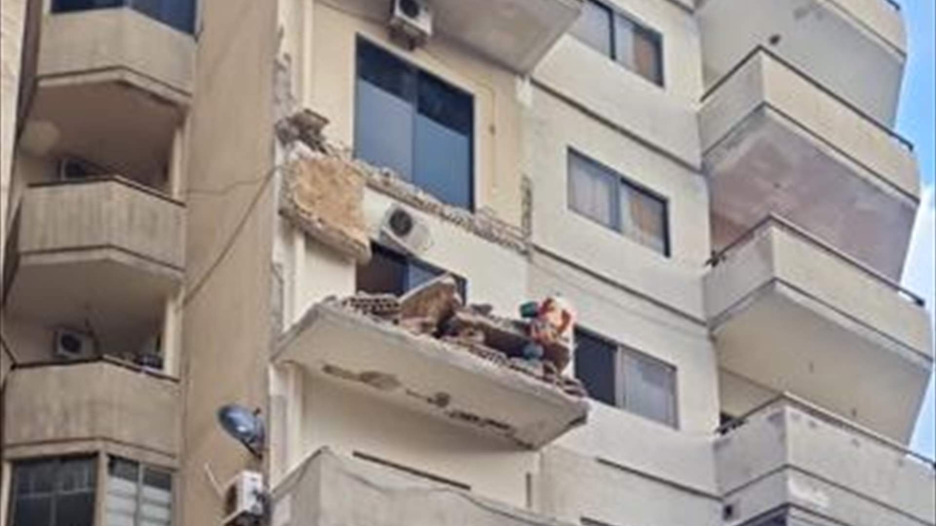 سقوط شرفة منزل على سيارة في صور ولا اصابات 
