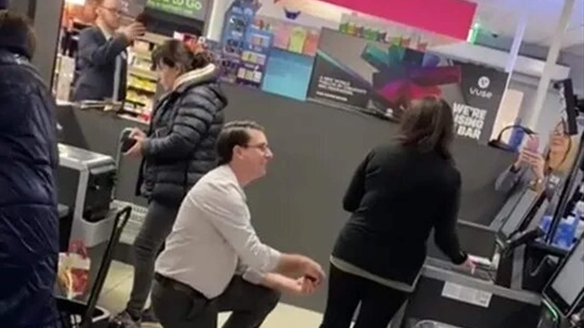 فيديو يثير تفاعل المتابعين عبر وسائل التواصل الاجتماعي... رجل يطلب يد حبيبته داخل المتجر: فهل وافقت الأخيرة؟ (فيديو)