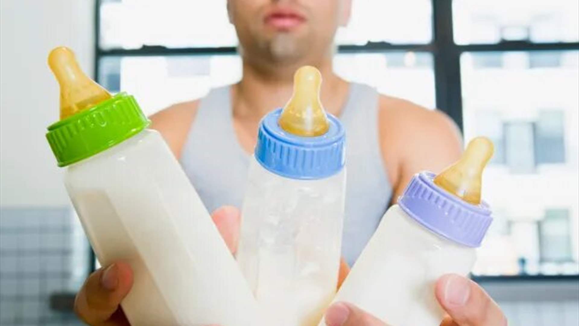 رجل يعاني من عادة غريبة قد تهدّد علاقته بصديقته... وما علاقة زجاجة حليب الأطفال؟
