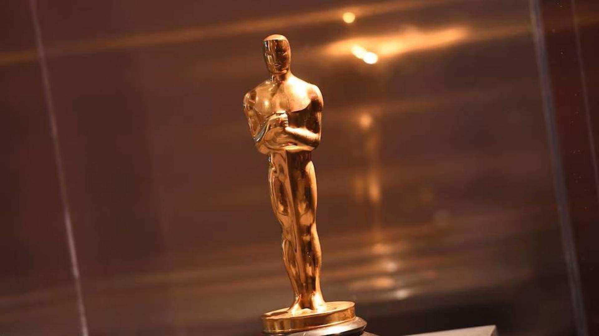 أغرب ما شهدته خشبة الأوسكار... جون سينا قدّم جائزة وهو عارٍ! (فيديو)