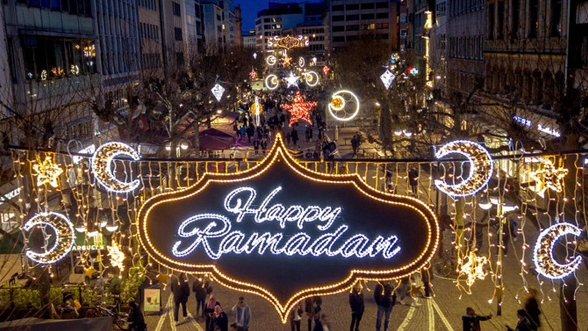 ألمانيا تشهد &quot;التعايش السلمي&quot;... وشوارع فرانكفورت تتزين بحلة رمضان للمرة الأولى (فيديو)