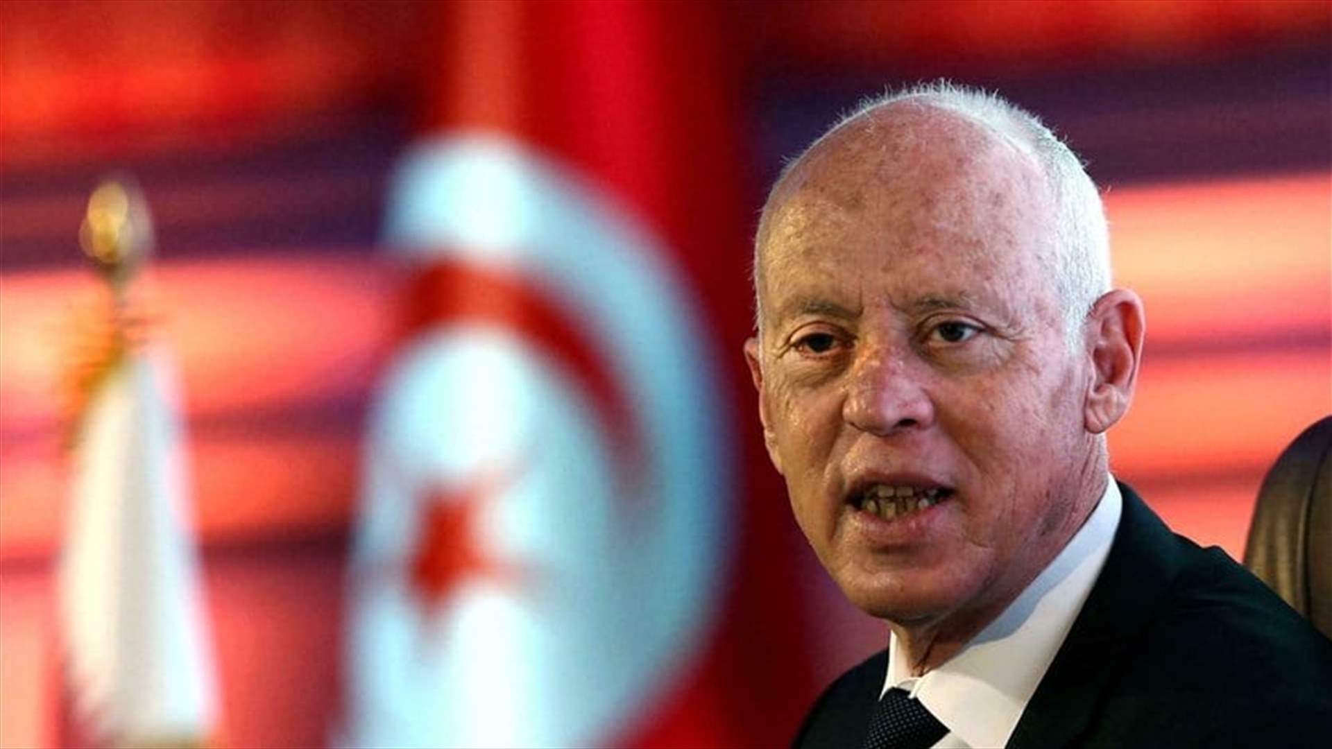 الرئيس التونسي يقيل وزيرين
