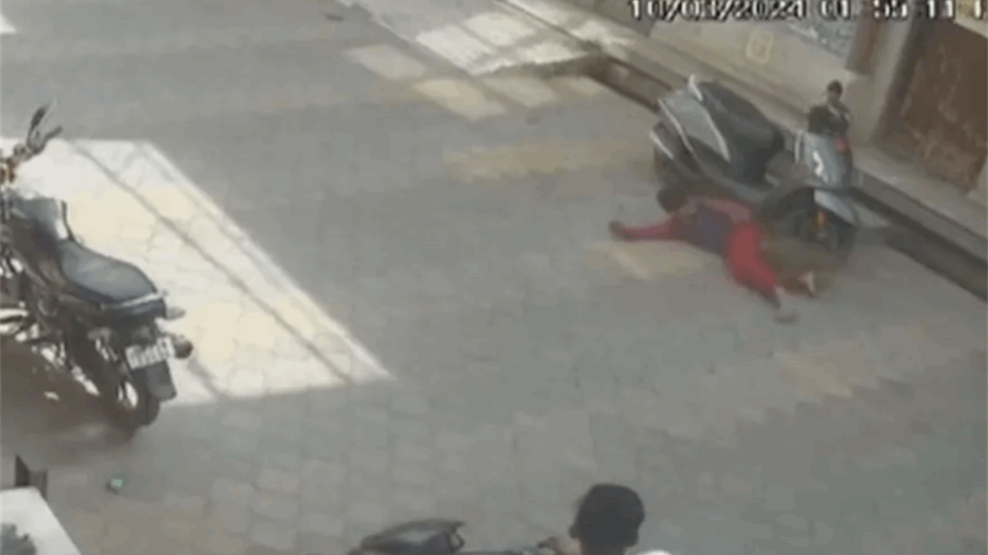 مشهد مرعب وسط الطريق... قرد هاجم طفلاً في الشارع بوحشية وما فعله المارة صادم!