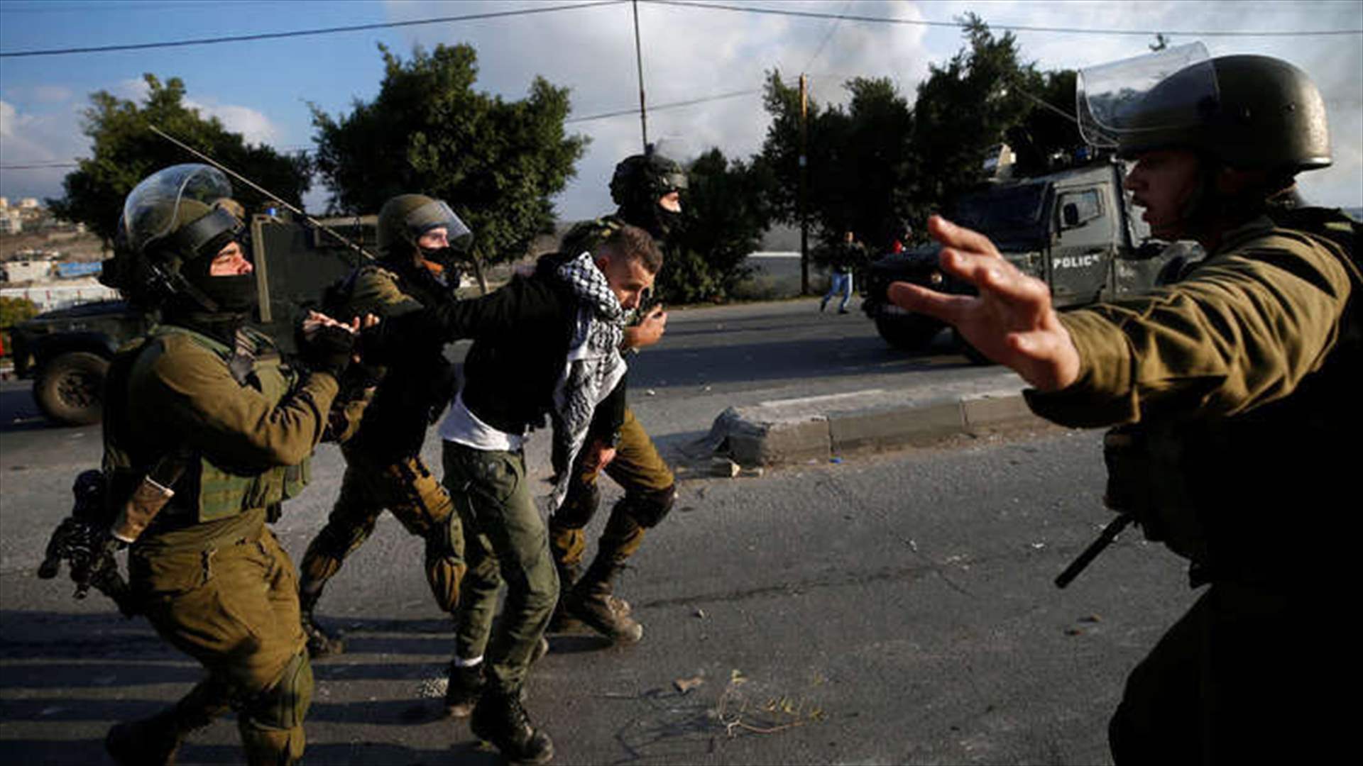 فتى فلسطيني يجرح عنصري أمن اسرائيليين طعنا بالقرب من القدس