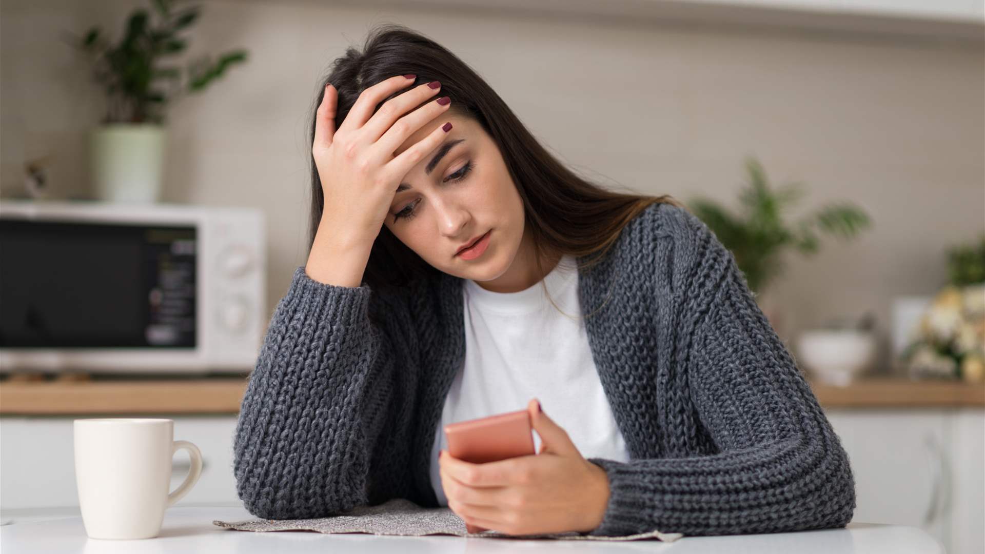 شابة تعبّر عن غضبها من صديقتها... لقّبتها بـ"العروس العدوانية وغير المنظمة": ما السبب؟