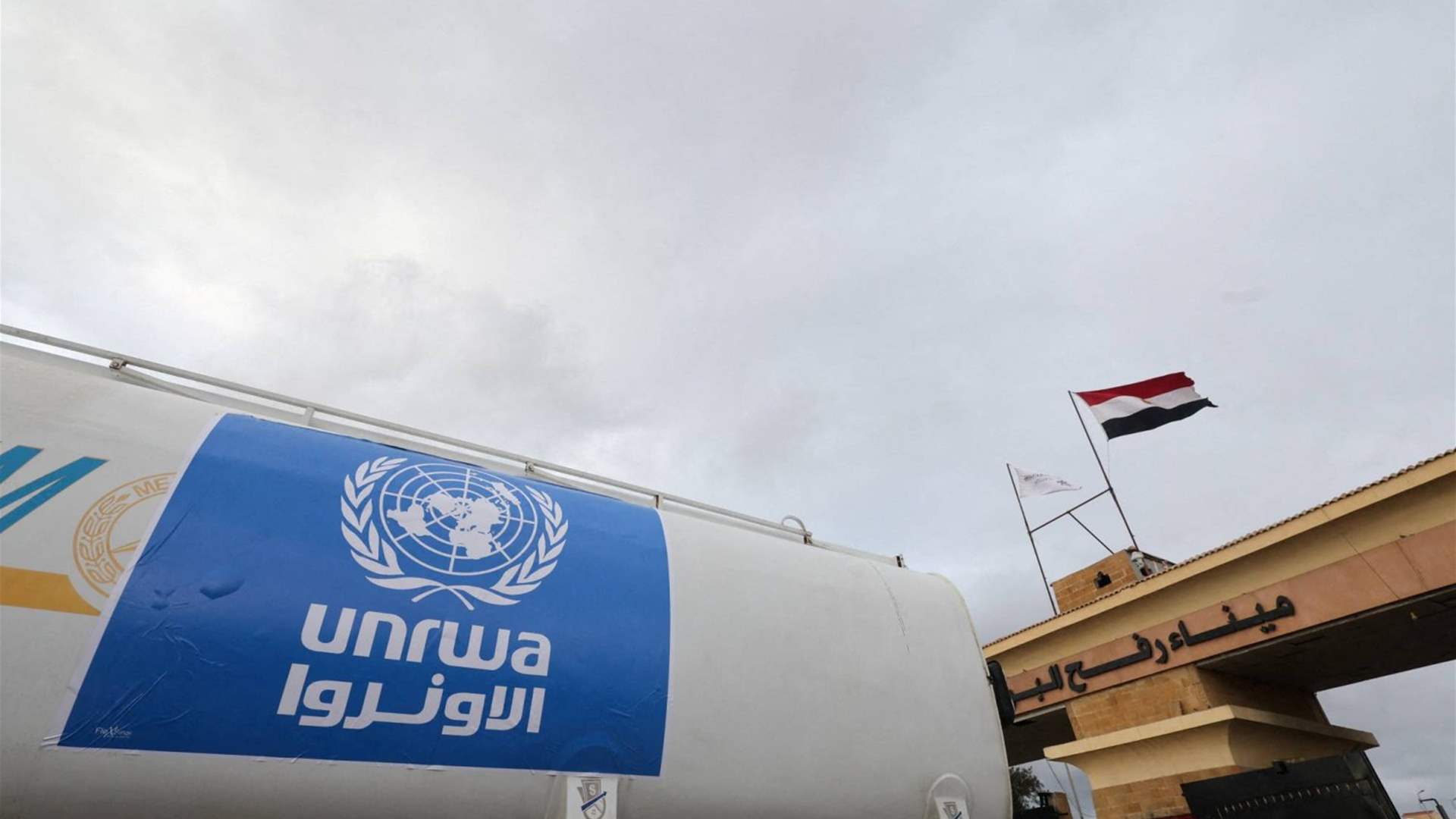 الأونروا تعلن سقوط جرحى في ضربة استهدفت أكبر مستودعاتها في رفح