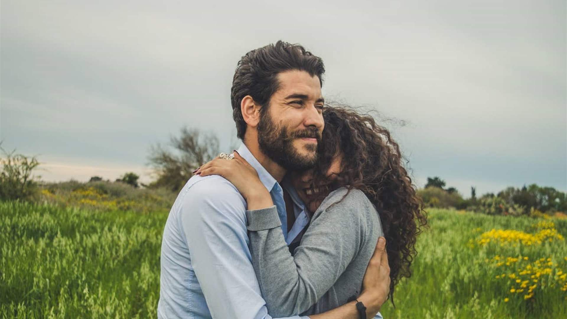 مؤثرة اجتماعية تشارك حيلة بسيطة للمواعدة... لن تصدقوا فعاليتها! (فيديو)