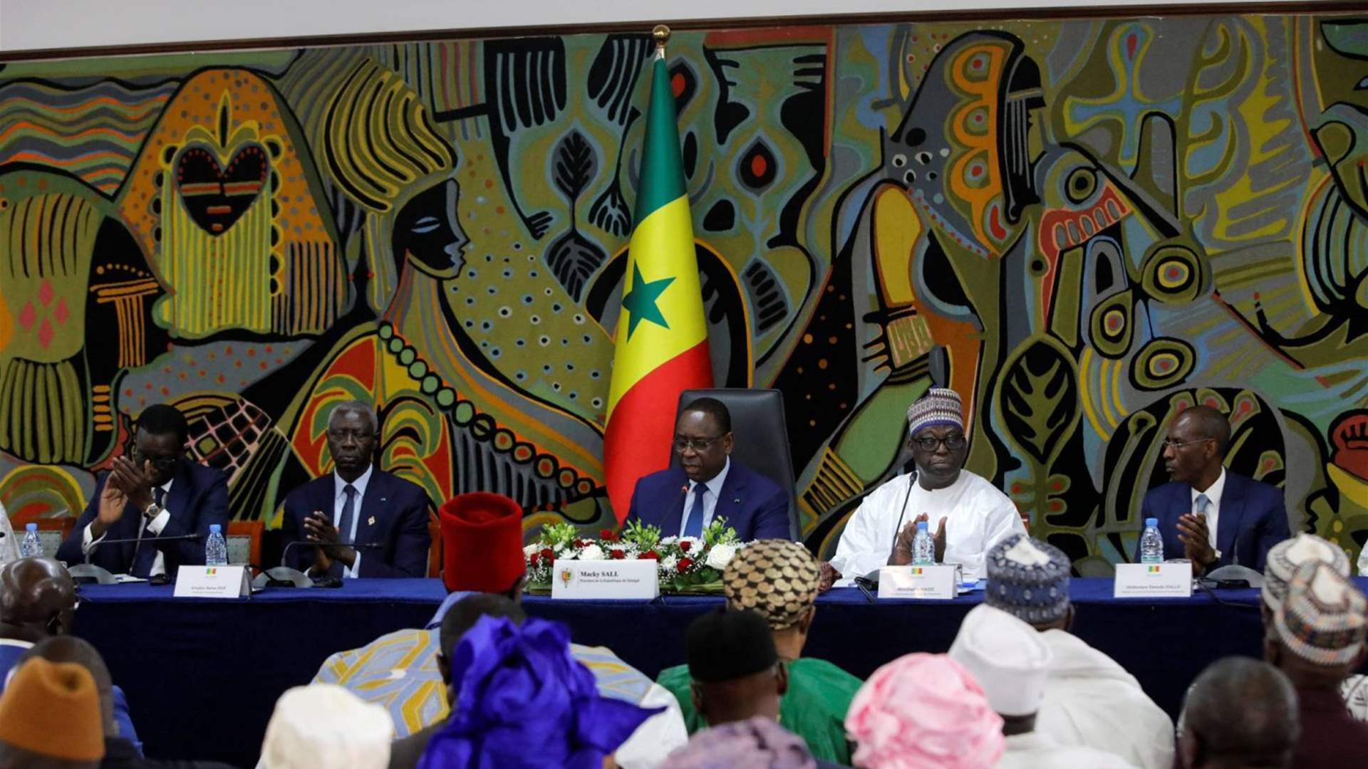 السلطات السنغالية تطلق المعارضين سونكو وفاي وأنصارهما يحتفلون