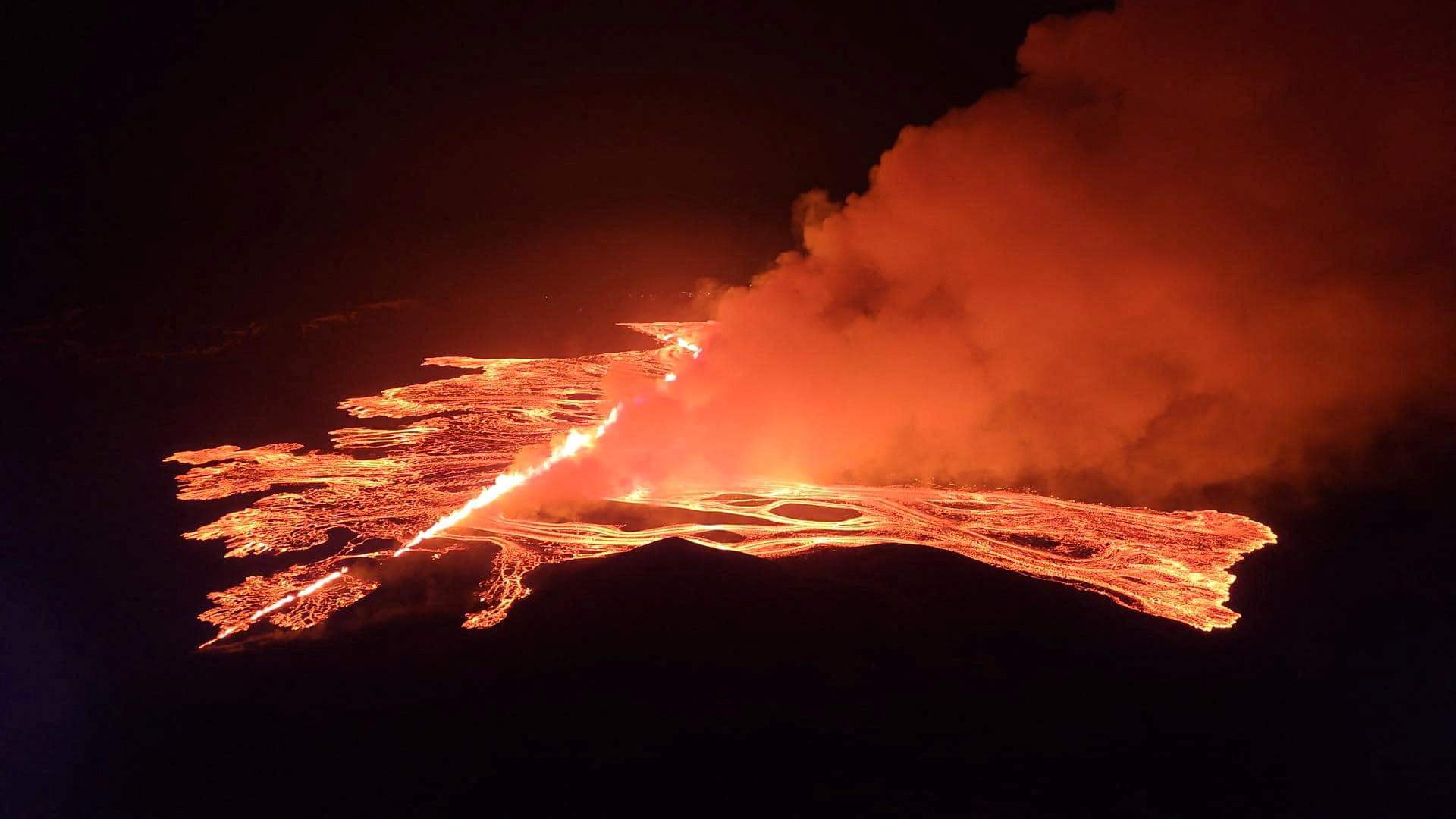 Iceland volcano erupts again with lava fountains