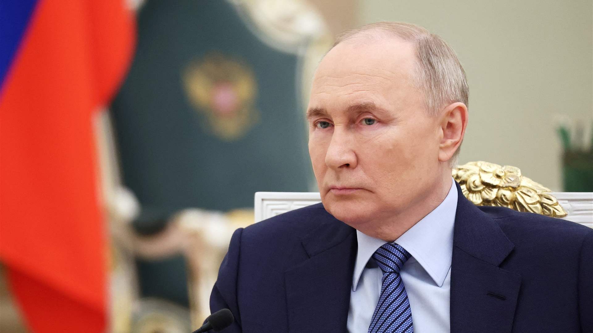 Russian emigres in Armenia stand in line to vote against Putin