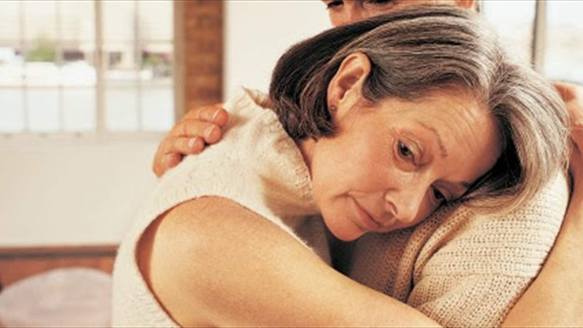 بعد 38 سنة على زواجها... سيدة مسنة تكتشف رسائل غرامية بين زوجها وخطيبته السابقة بأغرب الطرق!
