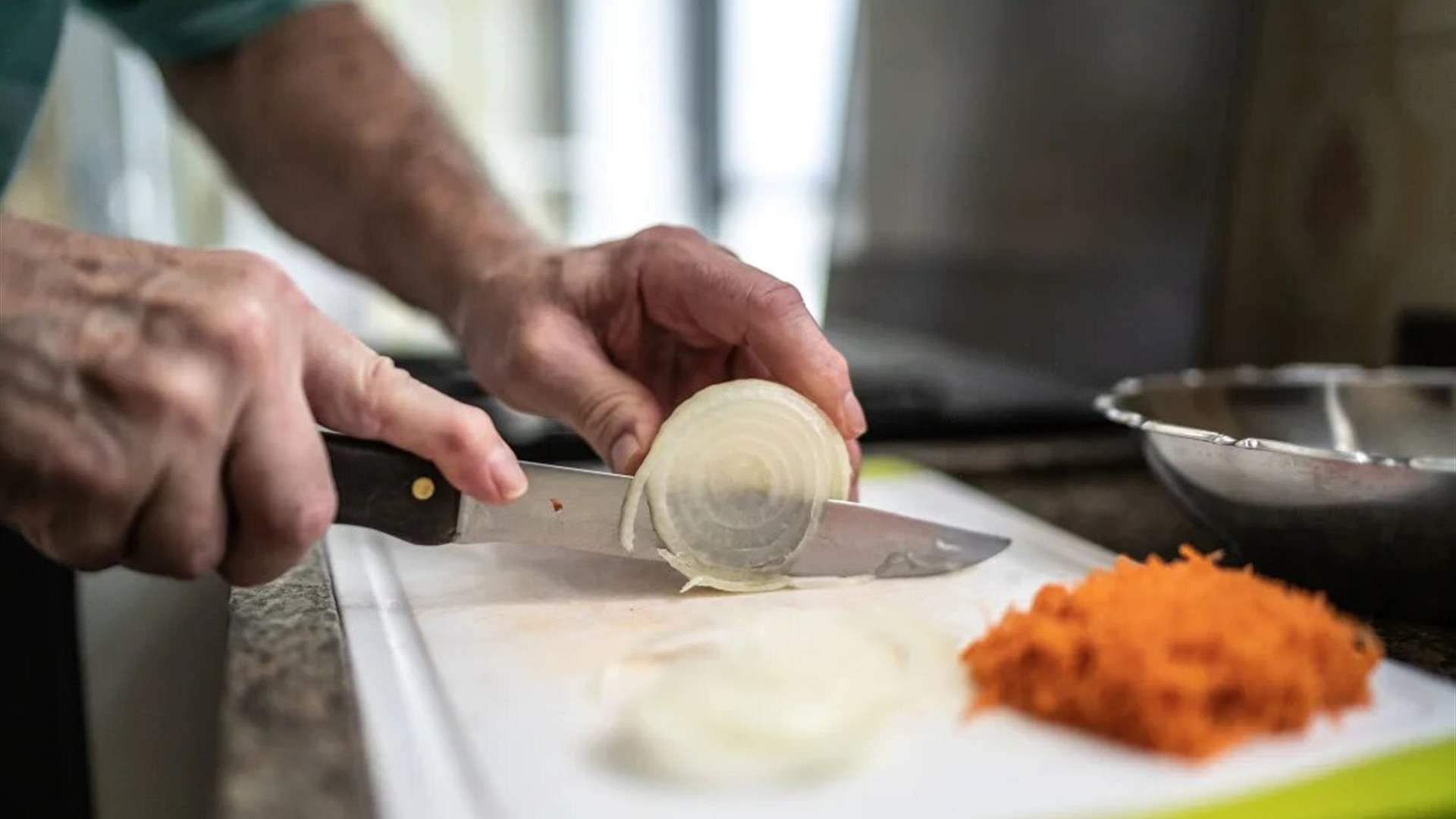 قولوا وداعاً لـ “دموع البصل” مع هذه الحيل البسيطة