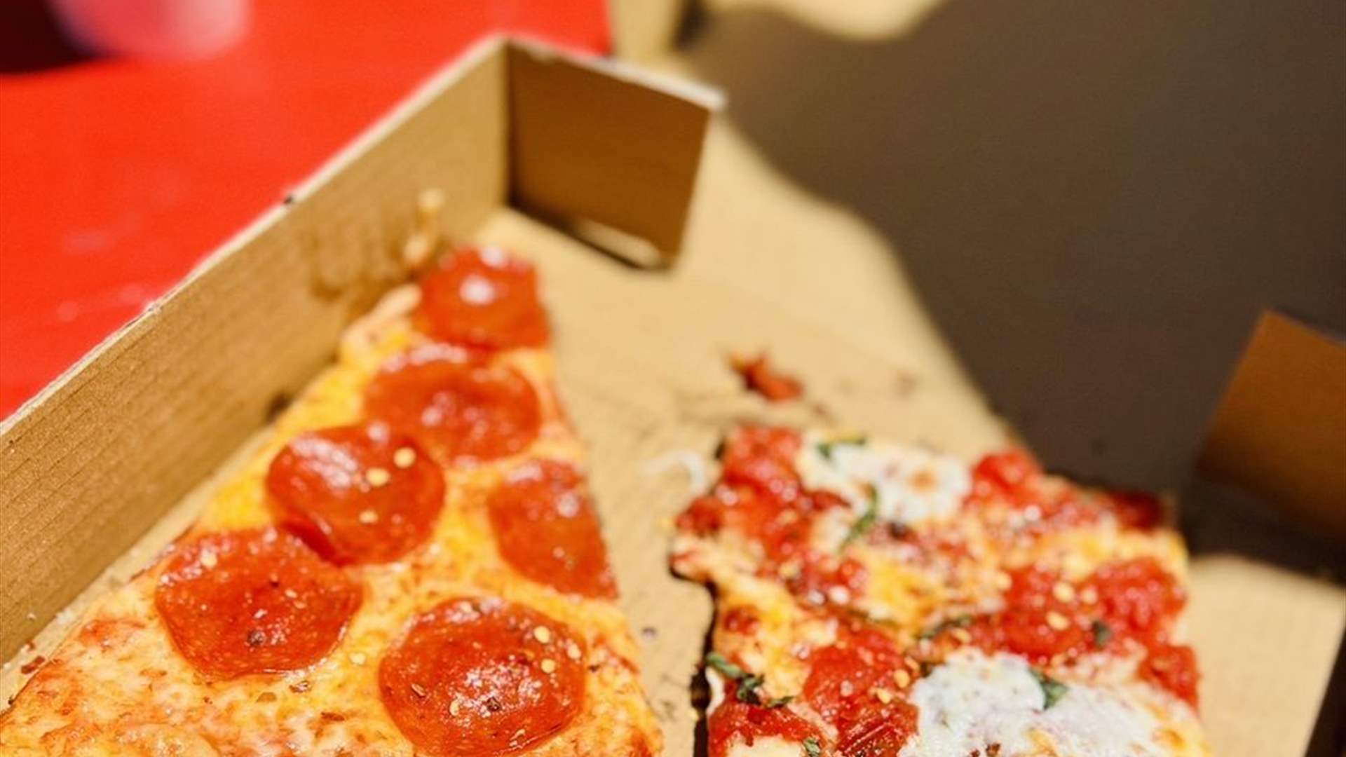 مشهد يسبّب حالة من الذهول للمتابعين... هذا ما فعله شاب بقطعة البيتزا في إحدى الحانات! (فيديو)