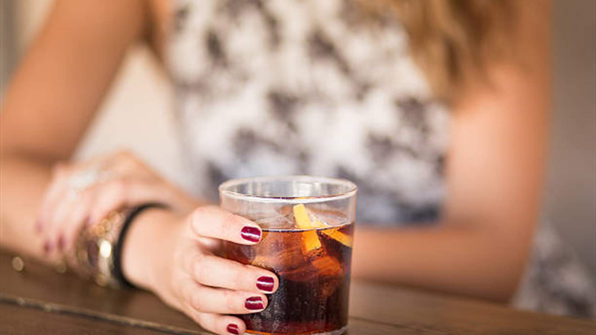 معلمة بريطانية قررت طلب مشروبات غازية والاسترخاء... لم تتوقع ما حصلت عليه بالمقابل! (صورة)