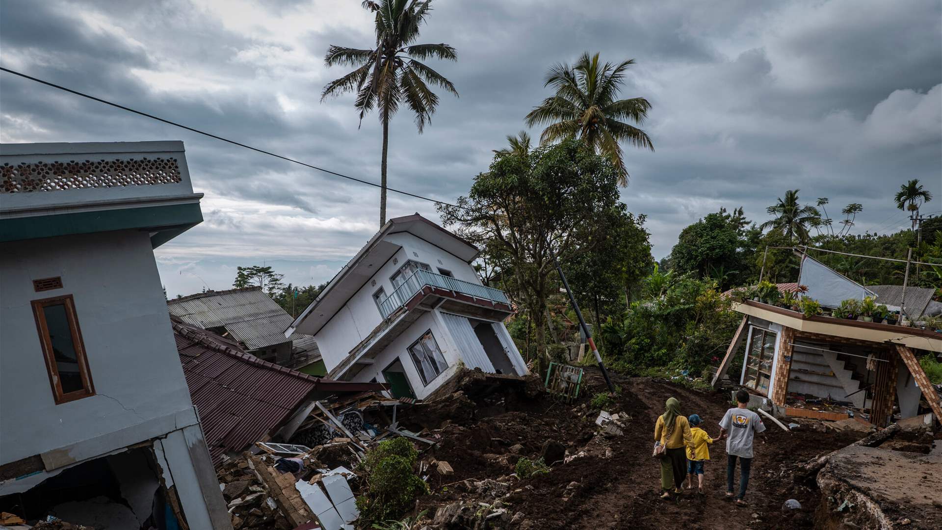 Magnitude 6.5 quake strikes off Indonesia&#39;s Java island