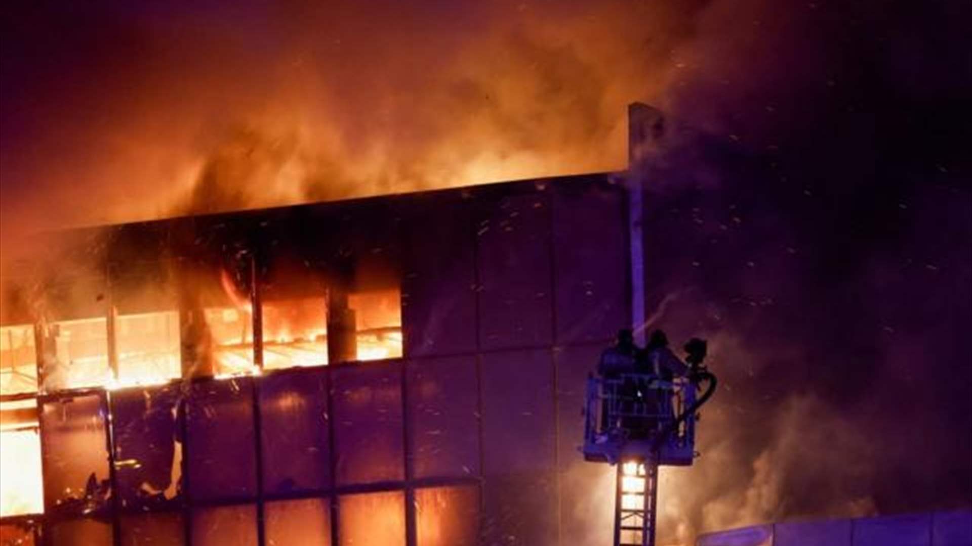 محققون: منفّذو الهجوم في موسكو أشعلوا المبنى بواسطة "سائل قابل للاشتعال
