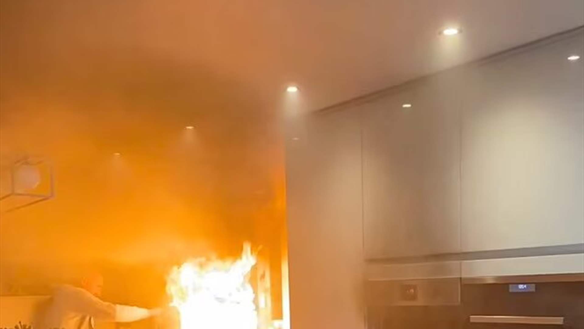 عملية إنقاذ فريدة من نوعها... رجل يخاطر بحياته وسط النيران وابنته تدخل في نوبة من الضحك! (صور)
