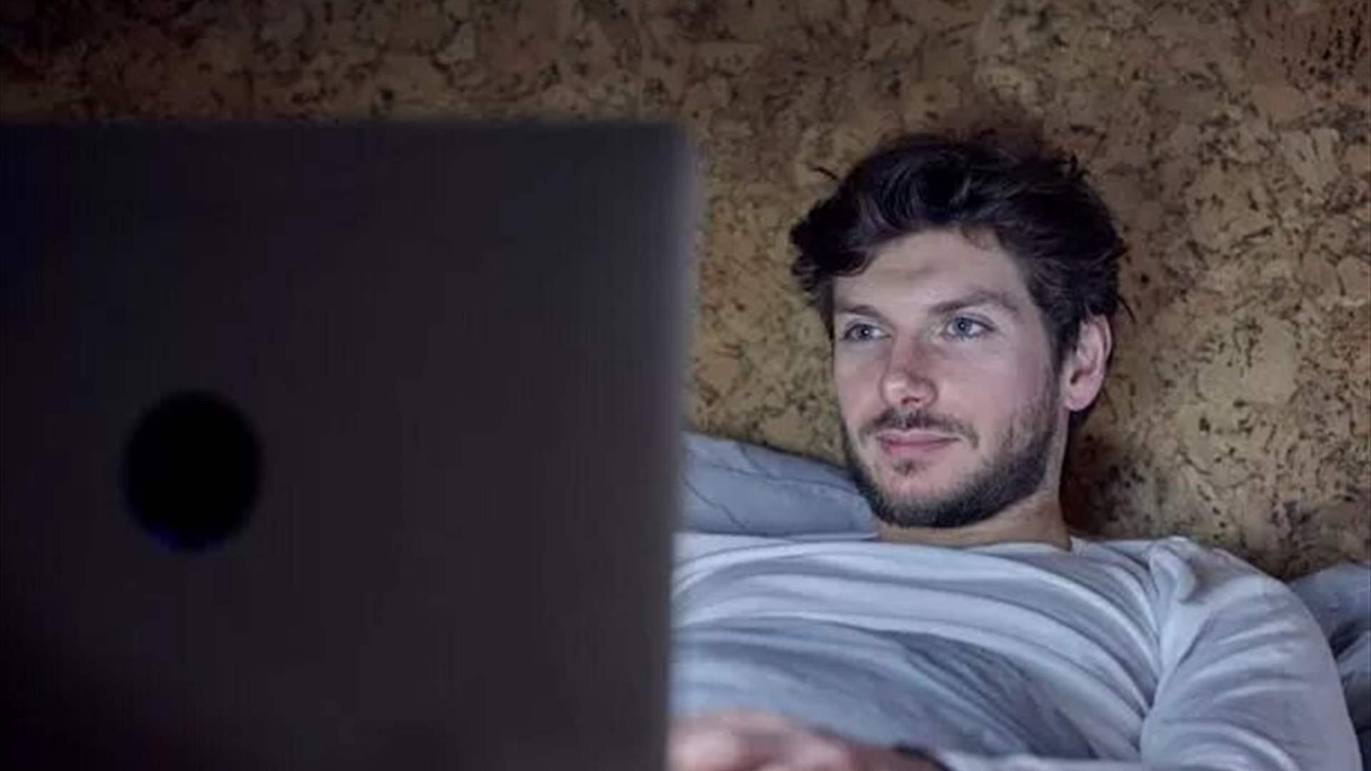 رجل وقع في حب روبوت تعمل بواسطة الذكاء الاصطناعي... وبفضلها أصبحت حياته أجمل! 
