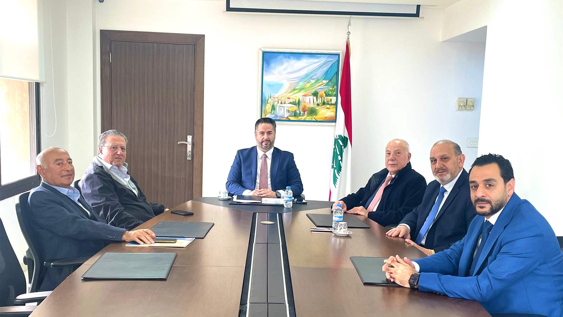 إجتماع لسلام مع رؤساء غرف التجارة والصناعة والزراعة في لبنان...