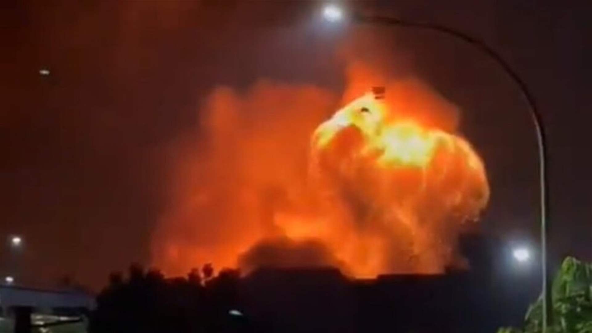 الجيش الإندونيسي يعلن إخماد حريق في مستودع ذخيرة