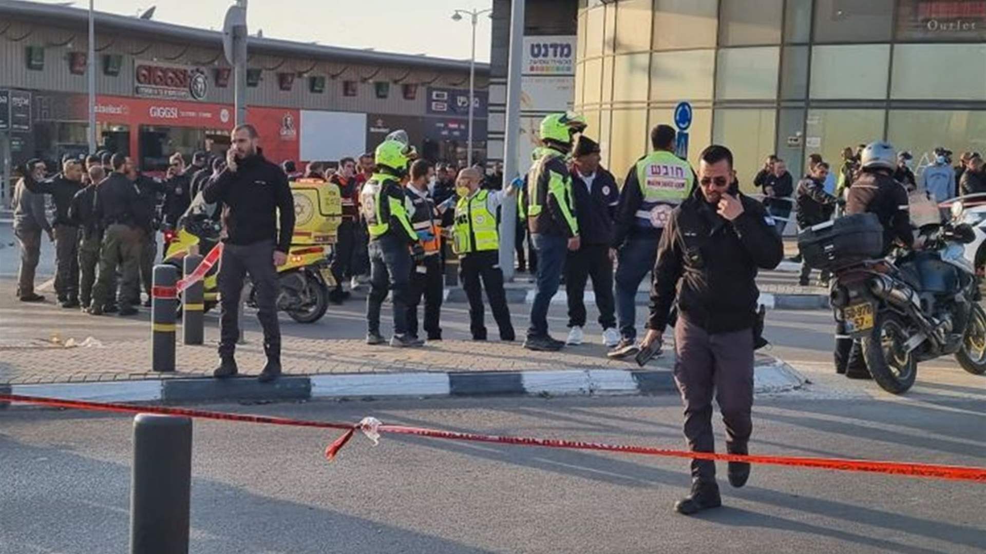 إصابة إسرائيليين بعملية طعن في بئر السبع واستشهاد المنفذ
