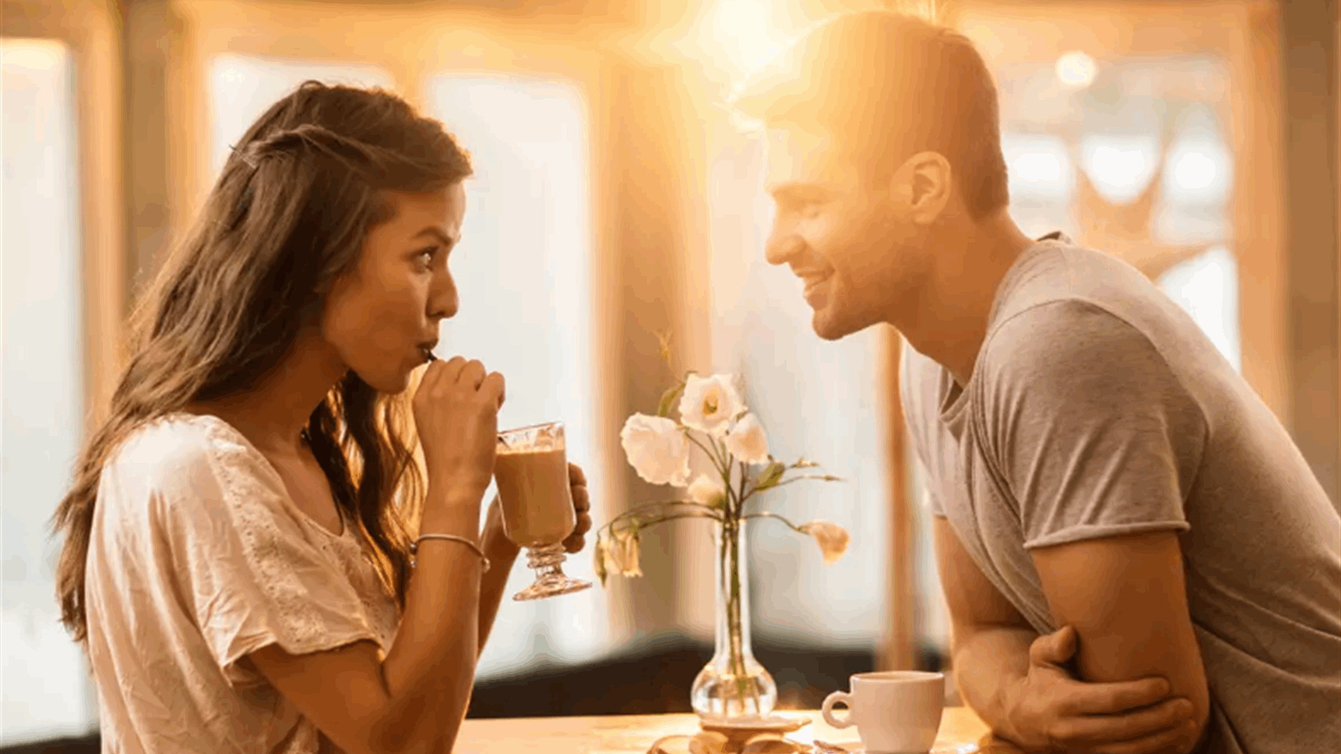نظرية حب جديدة تجتاح الإنترنت... كيف تجعلين الشاب يتعلّق بكِ؟ (فيديو)