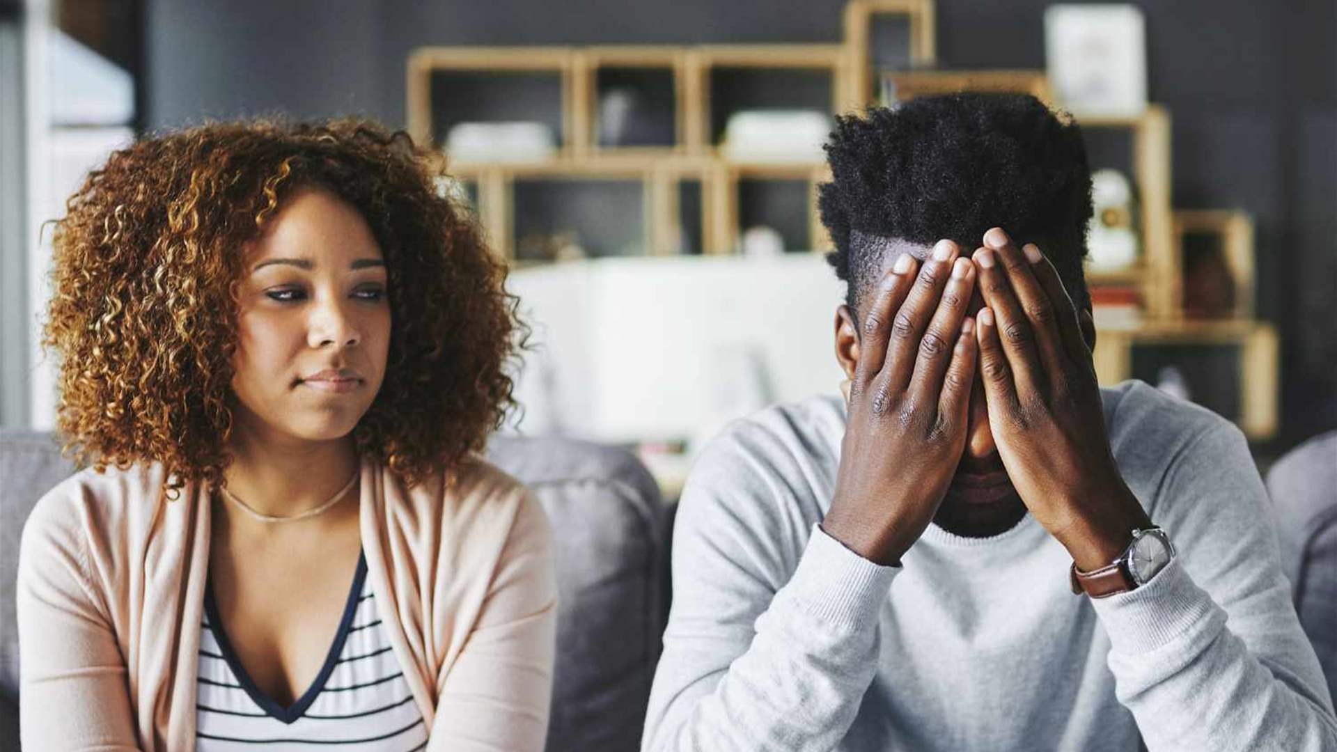 بعد قيامه بتغيير نمط حياته... رجل يواجه اتهامات زوجته بالخيانة وهذه التفاصيل