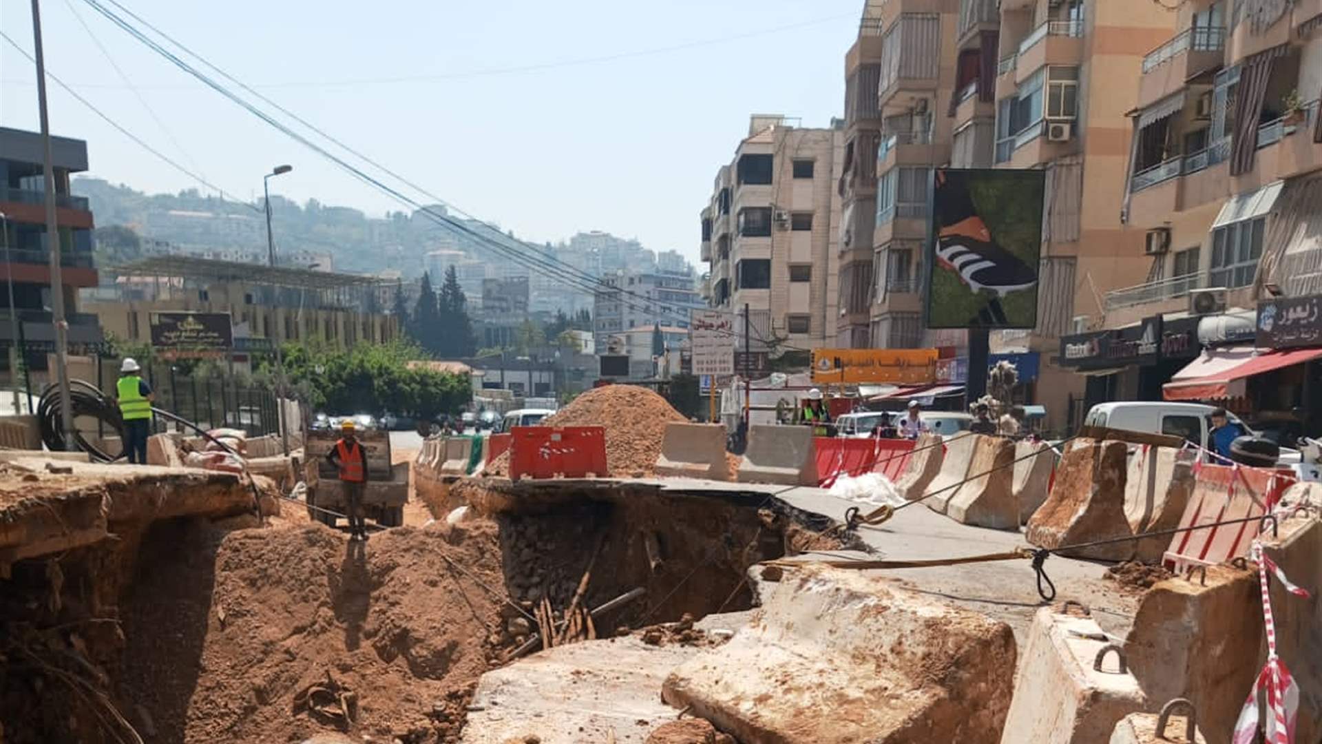 التحكم المروري: قطع طريق كفرشيما باتجاه الشويفات بسبب انخساف الطريق وتحويل السير باتجاه الطرقات الفرعية