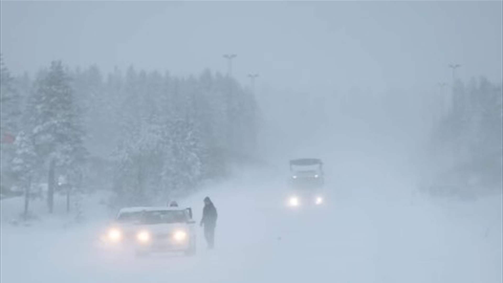 عاصفة ثلجية ربيعية تعرقل الحركة على الطرق في السويد
