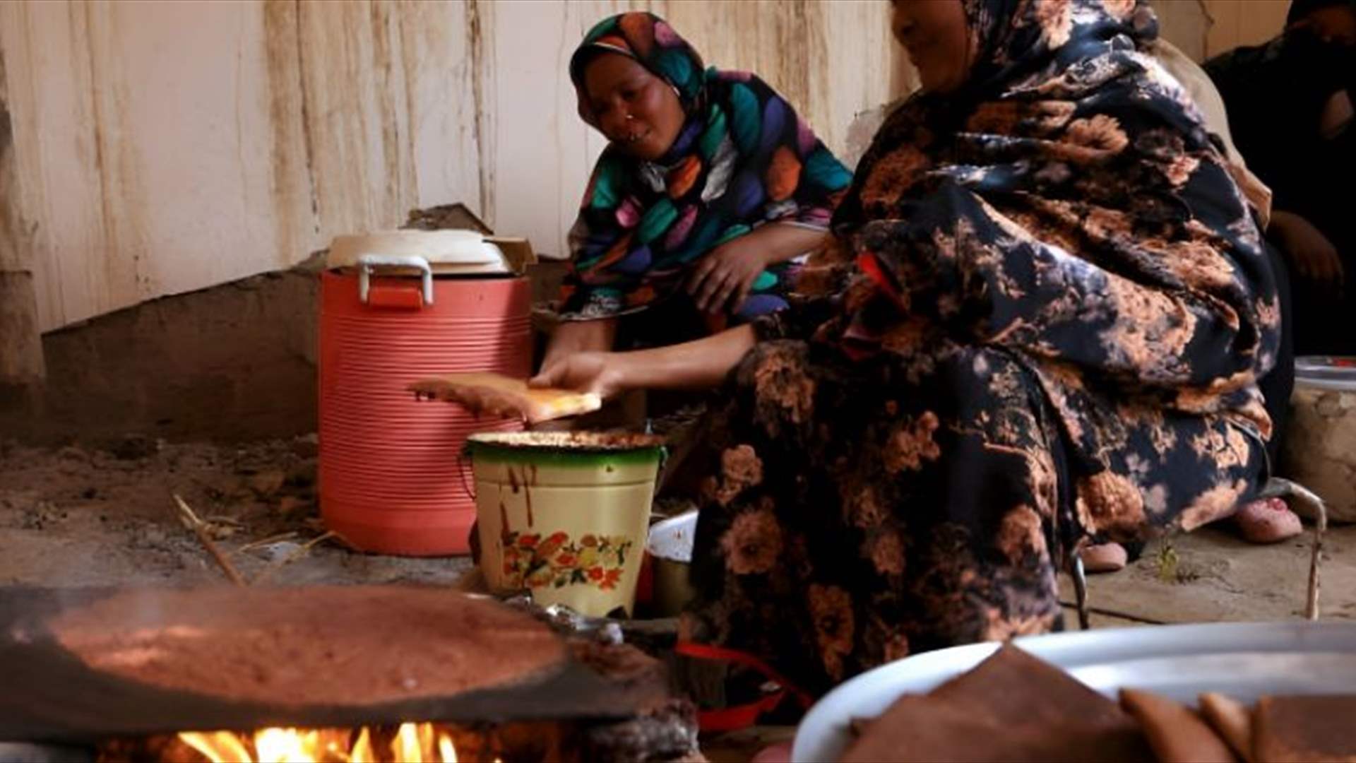 &quot;الحلو مر&quot; مشروب رمضاني يقاوم العطش ويتحدى الزمن في السودان... ولهذا السبب يقطعون الطريق قبيل الإفطار!