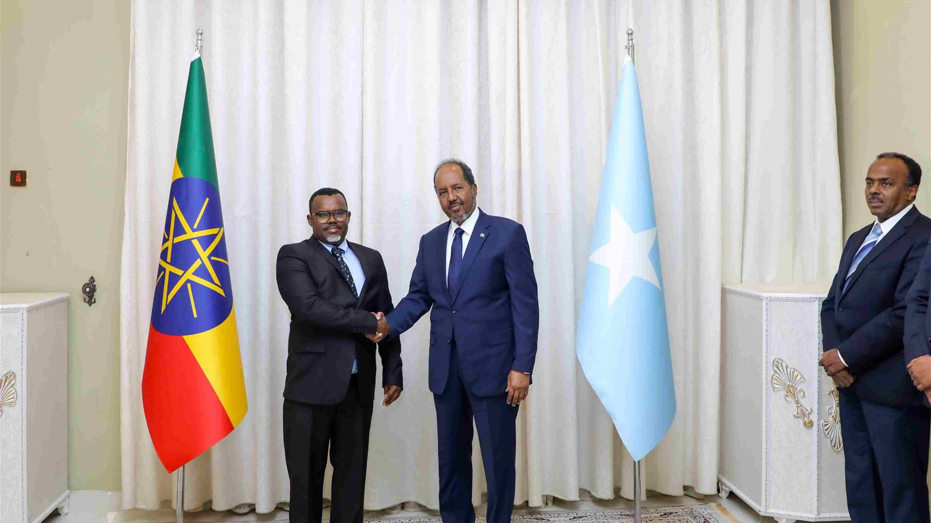 Somalia expels Ethiopian ambassador and accuses Addis Ababa of &#39;interference&#39; in internal affairs