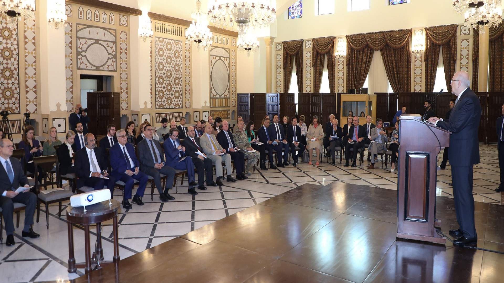 إجتماع في السراي مع السفراء المعتمدين والمنظمات الدولية لشرح الواقع الإنساني والوضع في الجنوب