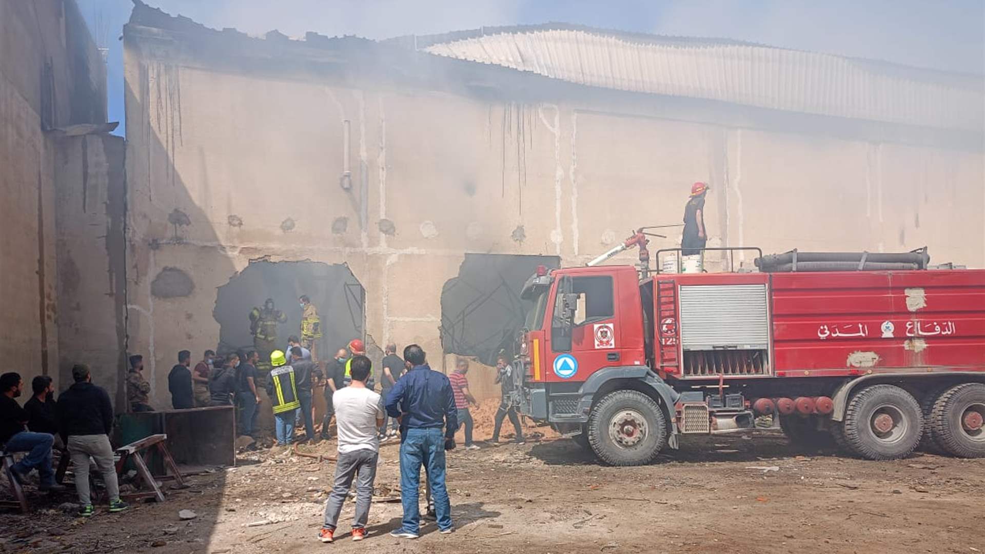 قتيلان و4 جرحى في حريق مستودع في بلدة المرج 