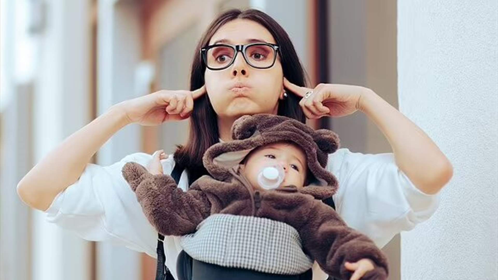 قررت اصطحاب طفلها معها... أم تفجّر غضبها بشكل هيستيري في حفلة صاخبة!